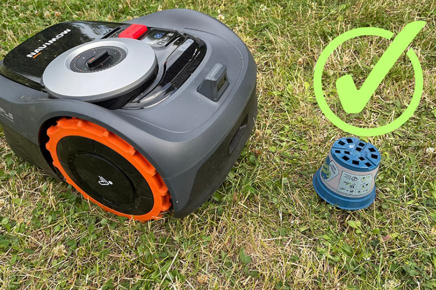 Die Hinderniserkennung des Navimow iSeries i108E Mähroboters ohne Begrenzungskabel erkennt im Test einen 9 Zentimeter hohen Blumentopf als Hindernis.